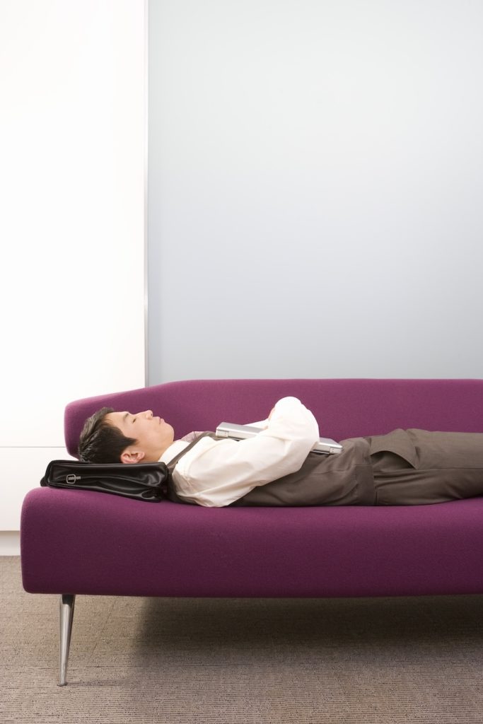 Comment la sieste préserve la jeunesse du cerveau : une étude révèle trois bienfaits majeurs pour la santé
