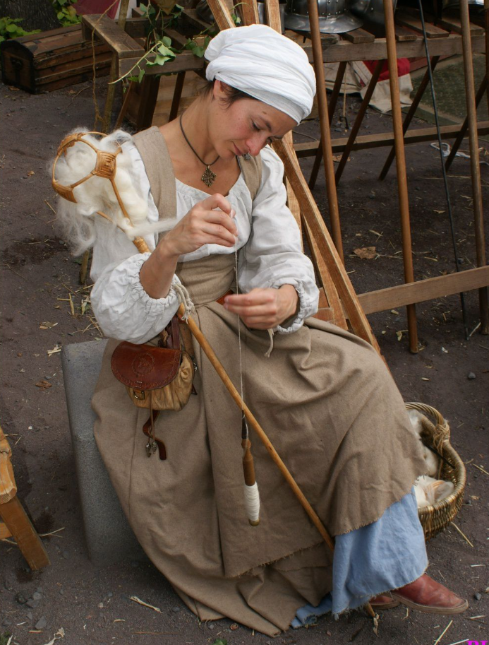 La quenouille, emblème du foyer et du travail féminin dans la société ancestrale