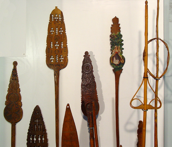 La quenouille, emblème du foyer et du travail féminin dans la société ancestrale