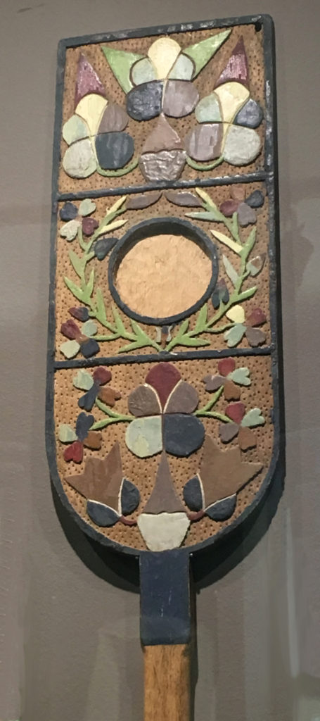 La quenouille, emblème du foyer et du travail féminin dans la société ancestrale