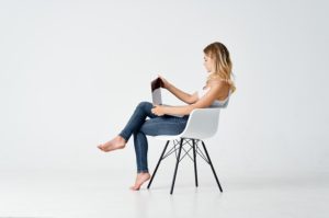 Dix positions quotidiennes qui peuvent solliciter excessivement le bas du dos et les genoux