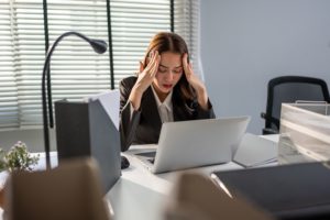 Burnout : pourquoi le milieu de carrière est la zone la plus à risque