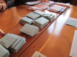 Des élections municipales test pour la présidentielle : comprendre la nationalisation des scrutins