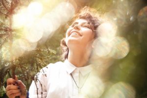 Comment les pensées positives peuvent transformer le champ énergétique et la santé