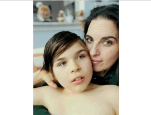 Nous faisons de notre mieux : le parcours d’une mère élevant un enfant atteint d’autisme profond