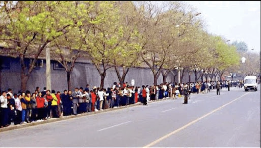 De la manifestation pacifique à la répression nationale : l’héritage du 25 avril 1999
