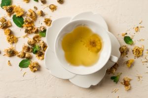 Une tasse de quiétude : les usages traditionnels et les bienfaits du thé au chrysanthème