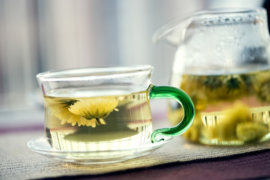 Une tasse de quiétude : les usages traditionnels et les bienfaits du thé au chrysanthème
