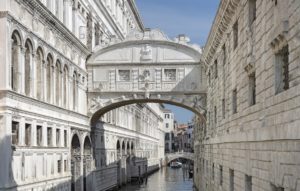 L’Arche de l’Éternité : décryptage des mythes du Pont des Soupirs de Venise