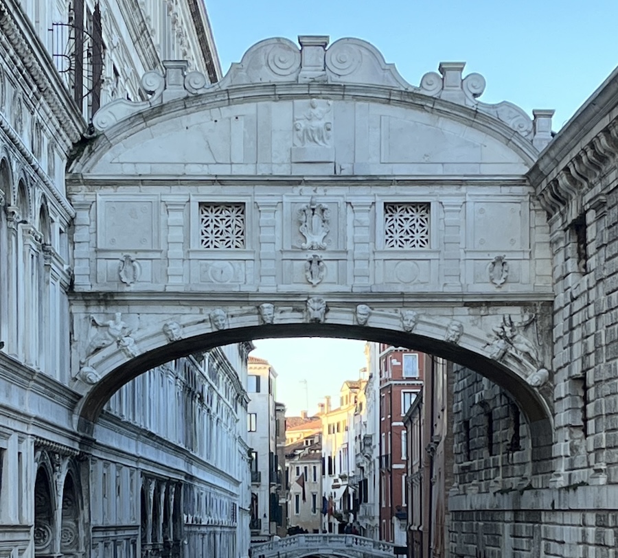 L’Arche de l’Éternité : décryptage des mythes du Pont des Soupirs de Venise