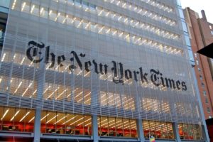Le New York Times poursuivi pour discrimination en matière de recrutement, sur fond de débat sur les biais médiatiques