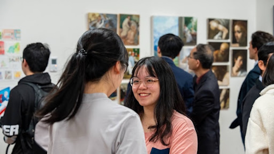 L’exposition de fin d’études du MFA du Fei Tian College : excellence technique et récits humains
