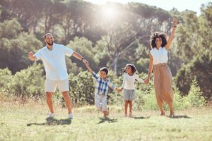 Moins d’écrans, plus de nature : comment aider les enfants à retrouver l’envie d’explorer