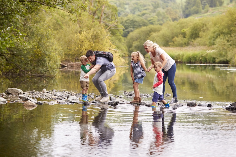 Moins d’écrans, plus de nature : comment aider les enfants à retrouver l’envie d’explorer
