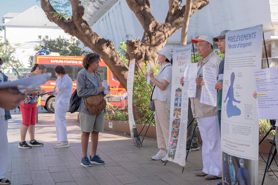 L’ONU a declaré le 26 juin comme la journée mondiale pour le soutien aux victimes de la torture. Mais qu’est ce que la torture en 2026 ?  Allons à Saint-Pierre de la Réunion où des pratiquants de Falun Dafa partagent leurs expériences.  Sur le site de l’ONU nous pouvons lire : « Les Nations Unies ont toujours considéré la torture comme l’un des actes les plus viles commis par des êtres humains sur leurs semblables.»  N2  À Saint Pierre de la Réunion, des pratiquants de Falun Dafa racontent  Le 25 juin à St Pierre de la Réunion, un groupe d’une douzaine personnes est là dans la rue avec des banderoles, des pancartes pour informer les passants sur une persécution qui sévit en Chine depuis 1999, où la torture lorsque vous êtes arrêtés est malheureusement courante. Ce sont des pratiquants de Falun Gong, une méthode de qigong très populaire. Venus de Chine, résidant maintenant à la Réunion, ils racontent.  N3  Des témoignages de victimes de la torture  Comme Yin DU qui a été arrêté 3 fois et a subi la torture en détention ou dans un camp de travail, il a une pancarte à la main qui résume ce qu’il a subit en Chine. Le gouvernement chinois veut qu’il renonce à sa croyance d’être une personne authentique, bonne et tolérante. Il a connu par exemple la torture d’être attaché de longues périodes avec les mains attachées dans le dos, aujourd’hui encore il a des séquelles avec de la douleur et une faiblesse dans les bras.  N4  Une expérience de vie  Ce n’est pas une série à la télévision, ce n’est pas un documentaire, c’est une expérience de vie transmise en direct de personne à personne. La foi, le courage sont palpables. Le cœur est touché. Ainsi celui qui écoute comprend et peut se positionner contre ce qui a causé cette peine immense: le PCC ou Parti communiste chinois qui continue aujourd’hui de torturer son propre peuple par milliers.  De concept à témoignage humain, comme dans cet exemple, arrêtons-nous un instant pour écouter ceux qui ont subit la torture pour comprendre, et à notre tour agir, pour que cesse … la torture.  Vous pouvez par exemple remplir une pétition contre le prélèvement d’organes non consenti, une autre forme de persécution. Pétition G7+7 Stop aux Prélèvements forcés d’organes en Chine 