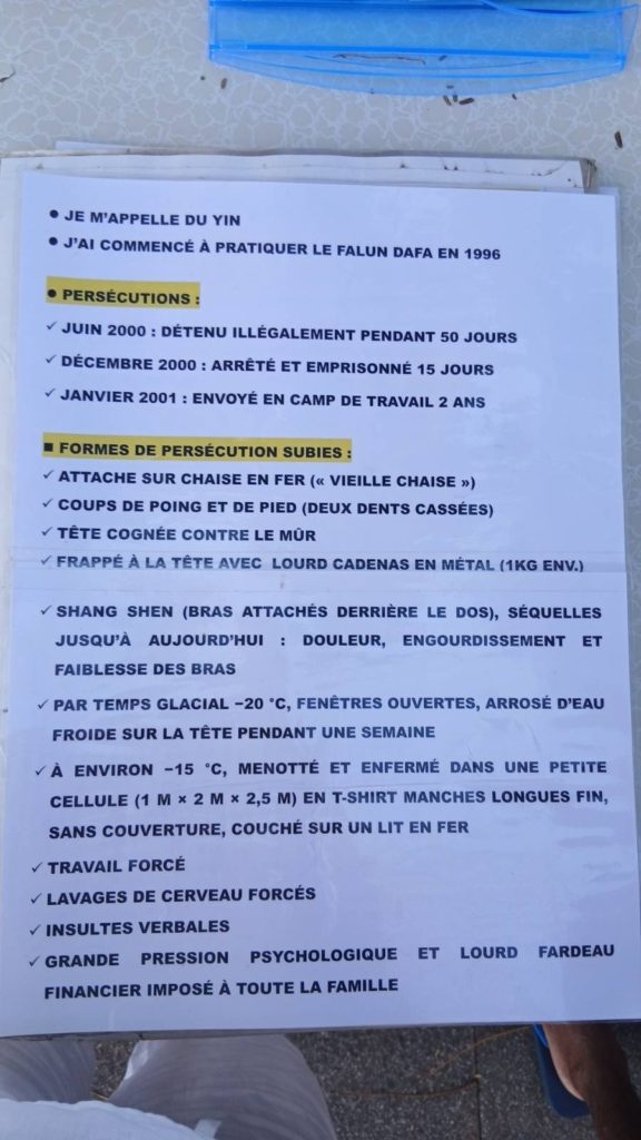 L’ONU a declaré le 26 juin comme la journée mondiale pour le soutien aux victimes de la torture. Mais qu’est ce que la torture en 2026 ?  Allons à Saint-Pierre de la Réunion où des pratiquants de Falun Dafa partagent leurs expériences.  Sur le site de l’ONU nous pouvons lire : « Les Nations Unies ont toujours considéré la torture comme l’un des actes les plus viles commis par des êtres humains sur leurs semblables.»  N2  À Saint Pierre de la Réunion, des pratiquants de Falun Dafa racontent  Le 25 juin à St Pierre de la Réunion, un groupe d’une douzaine personnes est là dans la rue avec des banderoles, des pancartes pour informer les passants sur une persécution qui sévit en Chine depuis 1999, où la torture lorsque vous êtes arrêtés est malheureusement courante. Ce sont des pratiquants de Falun Gong, une méthode de qigong très populaire. Venus de Chine, résidant maintenant à la Réunion, ils racontent.  N3  Des témoignages de victimes de la torture  Comme Yin DU qui a été arrêté 3 fois et a subi la torture en détention ou dans un camp de travail, il a une pancarte à la main qui résume ce qu’il a subit en Chine. Le gouvernement chinois veut qu’il renonce à sa croyance d’être une personne authentique, bonne et tolérante. Il a connu par exemple la torture d’être attaché de longues périodes avec les mains attachées dans le dos, aujourd’hui encore il a des séquelles avec de la douleur et une faiblesse dans les bras.  N4  Une expérience de vie  Ce n’est pas une série à la télévision, ce n’est pas un documentaire, c’est une expérience de vie transmise en direct de personne à personne. La foi, le courage sont palpables. Le cœur est touché. Ainsi celui qui écoute comprend et peut se positionner contre ce qui a causé cette peine immense: le PCC ou Parti communiste chinois qui continue aujourd’hui de torturer son propre peuple par milliers.  De concept à témoignage humain, comme dans cet exemple, arrêtons-nous un instant pour écouter ceux qui ont subit la torture pour comprendre, et à notre tour agir, pour que cesse … la torture.  Vous pouvez par exemple remplir une pétition contre le prélèvement d’organes non consenti, une autre forme de persécution. Pétition G7+7 Stop aux Prélèvements forcés d’organes en Chine 