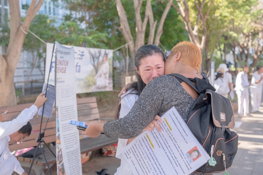 L’ONU a declaré le 26 juin comme la journée mondiale pour le soutien aux victimes de la torture. Mais qu’est ce que la torture en 2026 ?  Allons à Saint-Pierre de la Réunion où des pratiquants de Falun Dafa partagent leurs expériences.  Sur le site de l’ONU nous pouvons lire : « Les Nations Unies ont toujours considéré la torture comme l’un des actes les plus viles commis par des êtres humains sur leurs semblables.»  N2  À Saint Pierre de la Réunion, des pratiquants de Falun Dafa racontent  Le 25 juin à St Pierre de la Réunion, un groupe d’une douzaine personnes est là dans la rue avec des banderoles, des pancartes pour informer les passants sur une persécution qui sévit en Chine depuis 1999, où la torture lorsque vous êtes arrêtés est malheureusement courante. Ce sont des pratiquants de Falun Gong, une méthode de qigong très populaire. Venus de Chine, résidant maintenant à la Réunion, ils racontent.  N3  Des témoignages de victimes de la torture  Comme Yin DU qui a été arrêté 3 fois et a subi la torture en détention ou dans un camp de travail, il a une pancarte à la main qui résume ce qu’il a subit en Chine. Le gouvernement chinois veut qu’il renonce à sa croyance d’être une personne authentique, bonne et tolérante. Il a connu par exemple la torture d’être attaché de longues périodes avec les mains attachées dans le dos, aujourd’hui encore il a des séquelles avec de la douleur et une faiblesse dans les bras.  N4  Une expérience de vie  Ce n’est pas une série à la télévision, ce n’est pas un documentaire, c’est une expérience de vie transmise en direct de personne à personne. La foi, le courage sont palpables. Le cœur est touché. Ainsi celui qui écoute comprend et peut se positionner contre ce qui a causé cette peine immense: le PCC ou Parti communiste chinois qui continue aujourd’hui de torturer son propre peuple par milliers.  De concept à témoignage humain, comme dans cet exemple, arrêtons-nous un instant pour écouter ceux qui ont subit la torture pour comprendre, et à notre tour agir, pour que cesse … la torture.  Vous pouvez par exemple remplir une pétition contre le prélèvement d’organes non consenti, une autre forme de persécution. Pétition G7+7 Stop aux Prélèvements forcés d’organes en Chine 