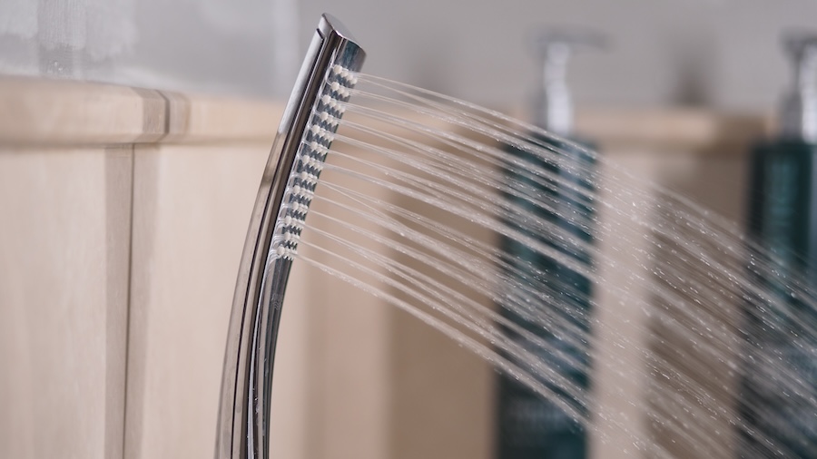 La douche froide apporte quelques bienfaits, mais elle serait à éviter dans dix situations