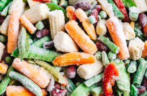Les fruits et légumes surgelés et en conserve sont bon marché mais sont-ils aussi sains que les aliments frais 