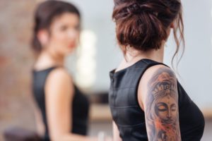 Regrets liés aux tatouages : est-il possible de les faire disparaître