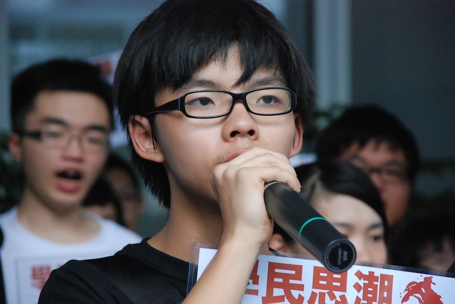 Joshua Wong risque une peine de prison plus longue : des parlementaires dénoncent la répression à Hong Kong