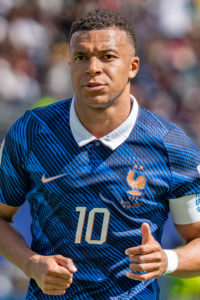 Kylian Mbappé - Mao Zedong : des marques chinoises rompent leurs contrats, une société de Chengdu et des élus américains défendent le joueur