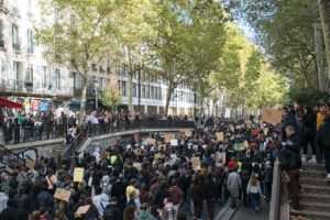 Derrière la casse, une jeunesse qui demande un avenir