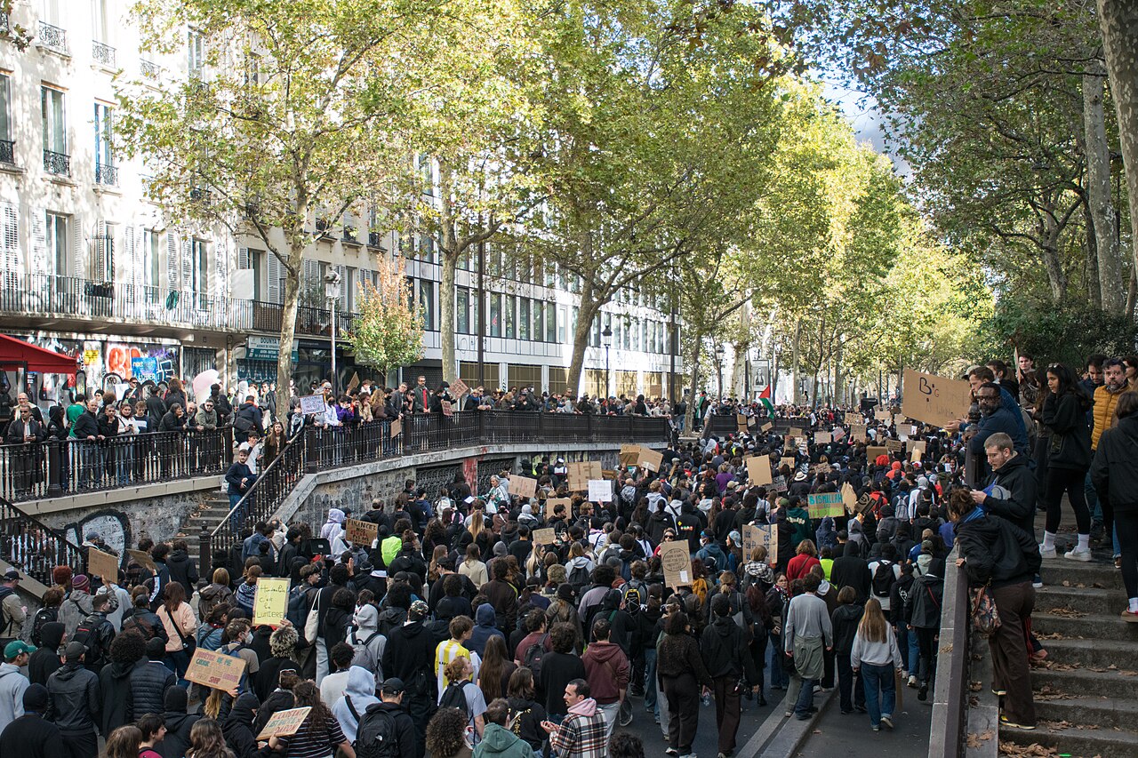 Derrière la casse, une jeunesse qui demande un avenir