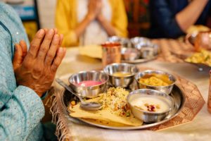 L’assiette sacrée : réduire le gaspillage alimentaire commence par le respect
