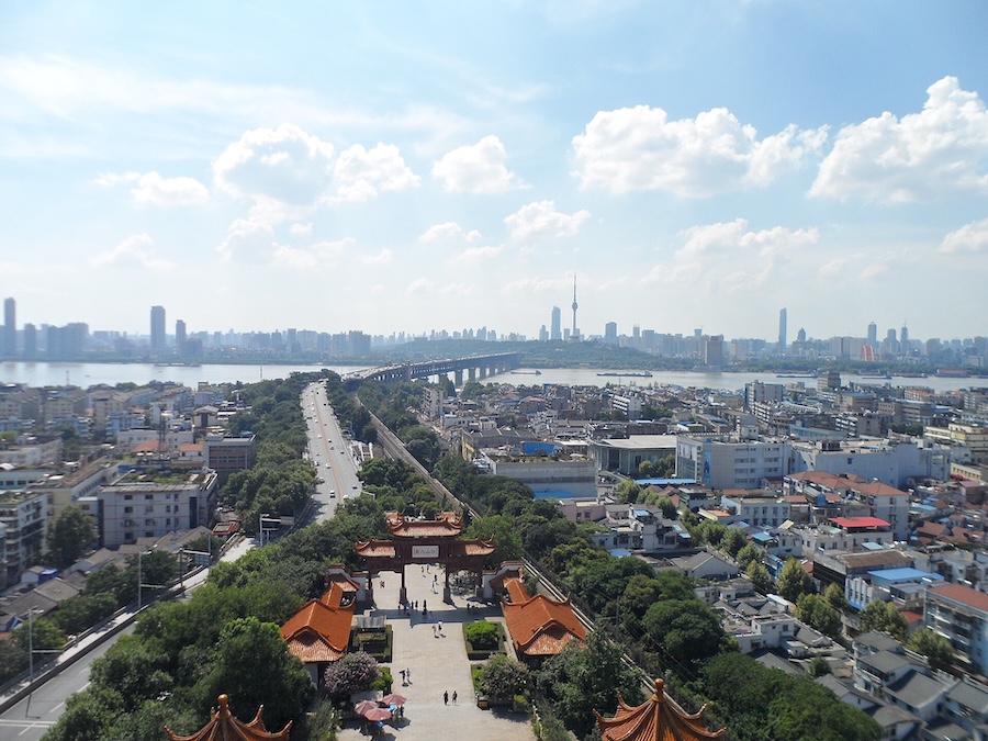 L’ancien maire de Wuhan condamné à 14 ans de prison : ses déclarations sur les débuts de la pandémie refont surface