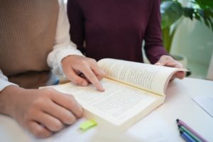 Le toucher et la vue : comment le simple fait de placer sa main dans un angle mort pourrait restaurer partiellement la vue